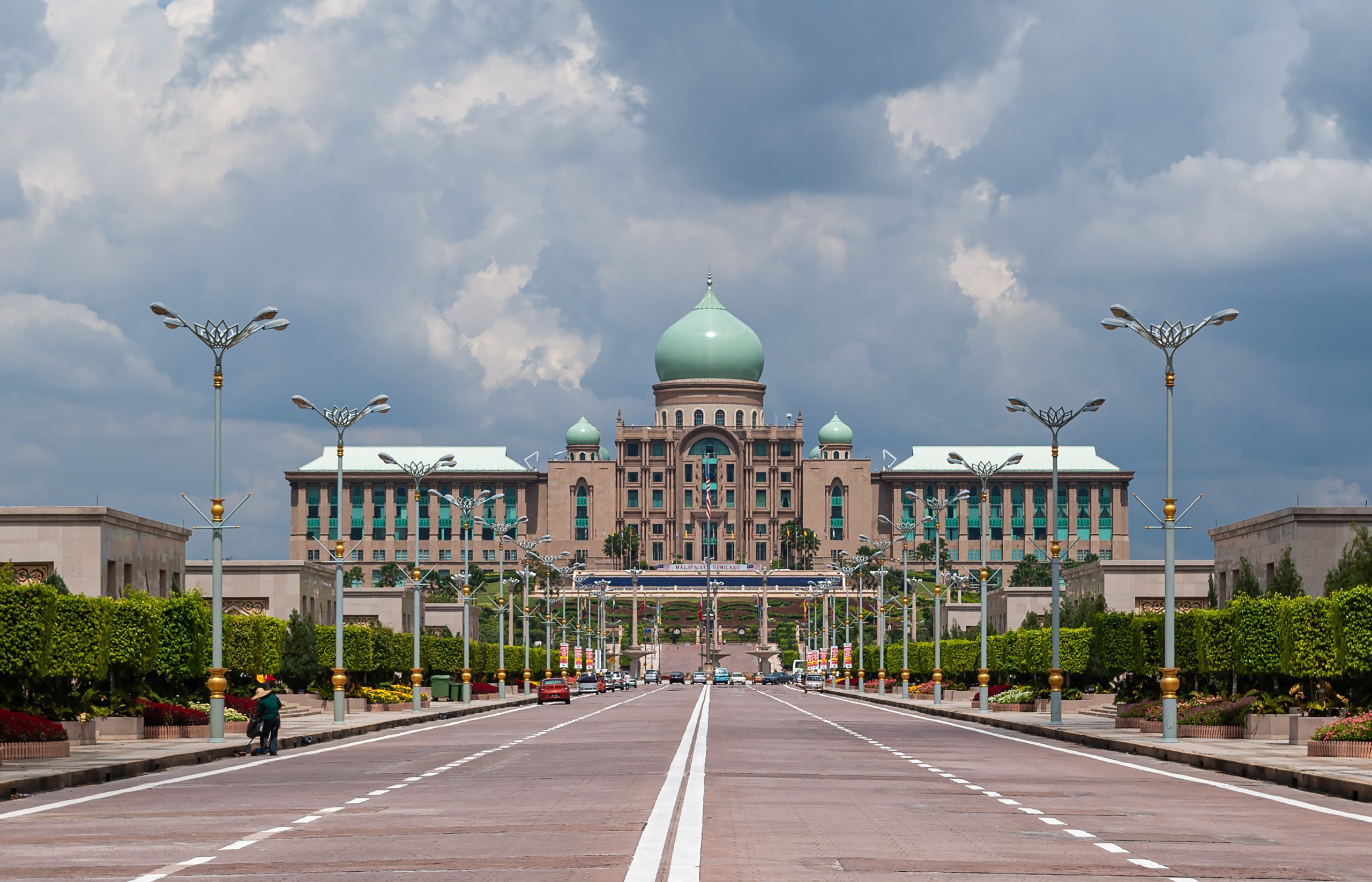 Putrajaya 1 Putrajaya: Bandar Pentadbiran dengan Seni Bina Moden dan Landskap Indah