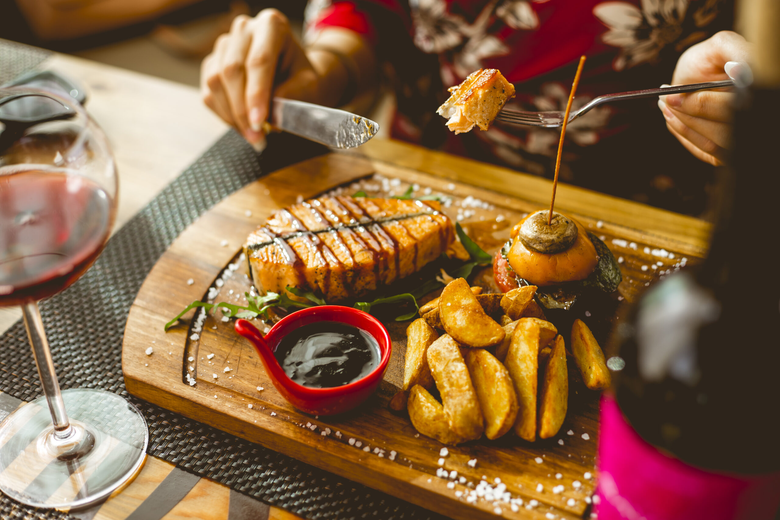 10 Restoran Western Food Terbaik di Puchong yang Wajib Dicuba! 1 Gambar hidangan steak dan pasta mewah di restoran Western terbaik di Puchong