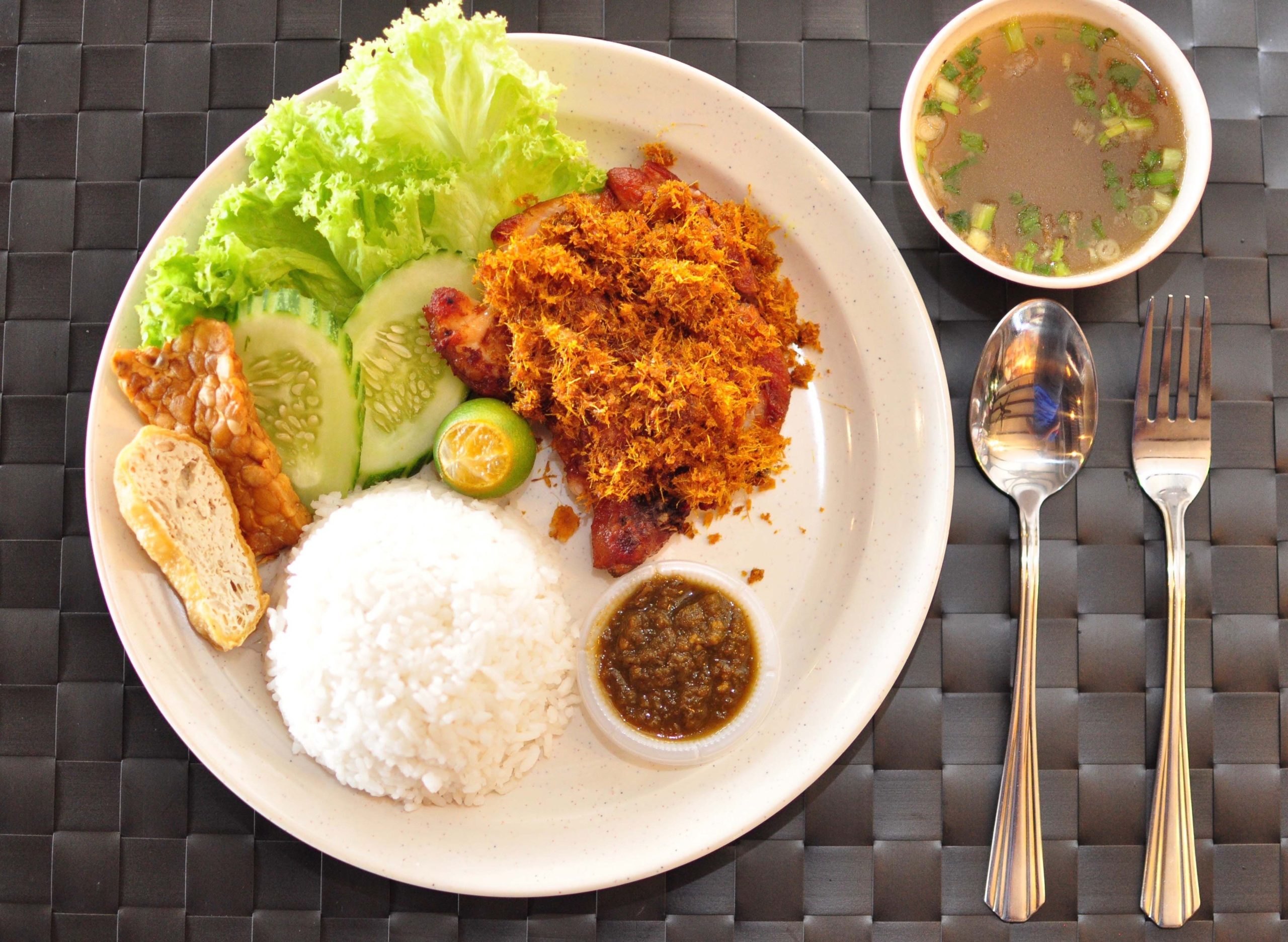 Ngeteh Port Cafe & Dessert: Ulasan Menu dan Suasana Cozy